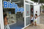 Imatge de la inauguració de la Biblioplatja de Gavà Mar (fotografia: baiximagenes.es) (estiu 2007)